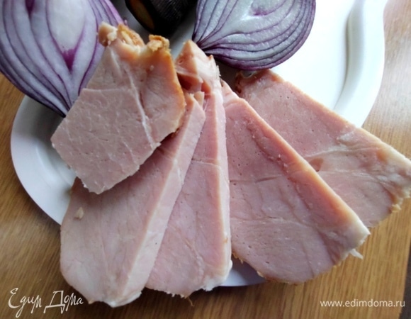 Для начинки я взяла ветчину. Она была плотная, поэтому пропустила через мясорубку.