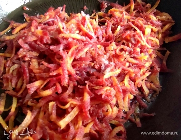 Но внутри в самом центре она оранжевая. Овощи я тоже пропустила через мясорубку.