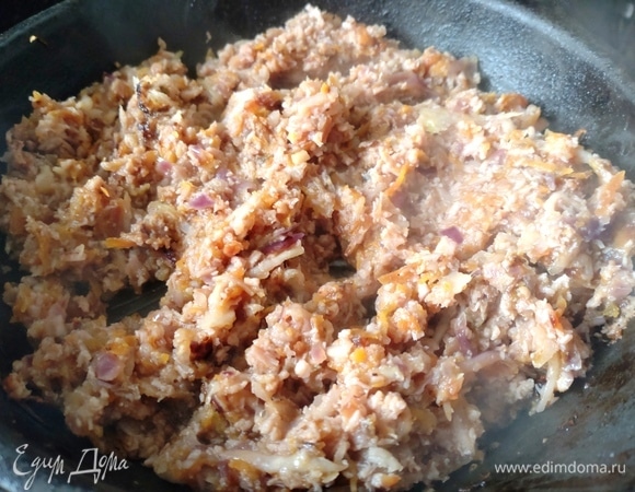 Обжарить полученную начинку.