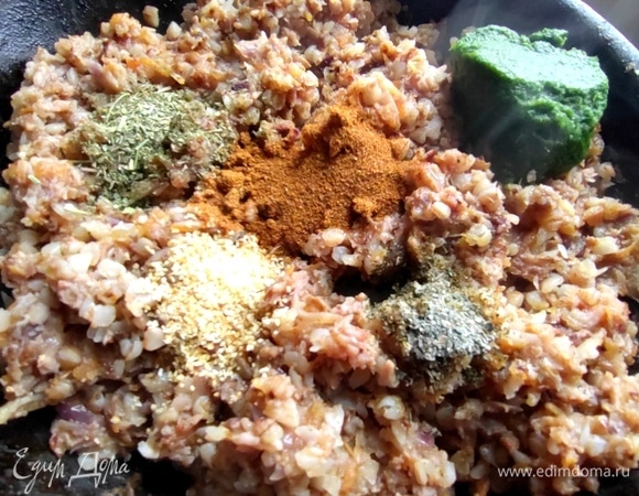 Шпинат размороженный и специи. Все смешать.