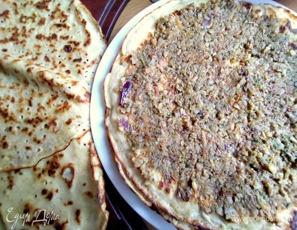 На блин намазать паштетную начинку.