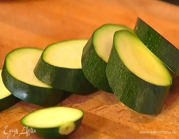 Цукини нарезать кружками.