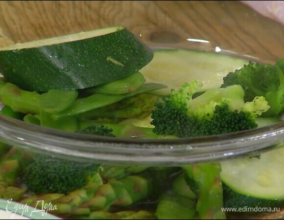 Цукини, спаржу, брокколи и стручки гороха поместить на водяную баню и готовить 5–7 минут, затем нарезать крупной соломкой.