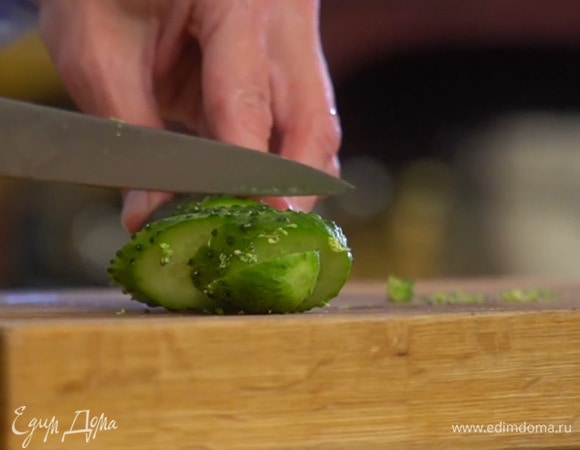 Огурец нарезать крупной соломкой.