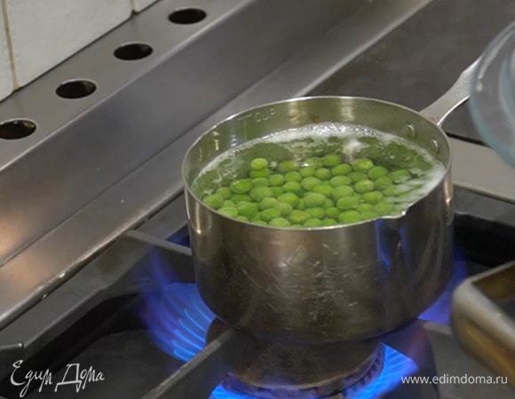 Замороженный горошек опустить на несколько минут в кипящую воду, затем слить и обдать ледяной водой.