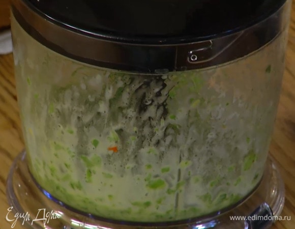 Приготовить заправку: в чашу блендера поместить листья мяты, влить сок лимона, оливковое масло, все посолить, поперчить и взбить.