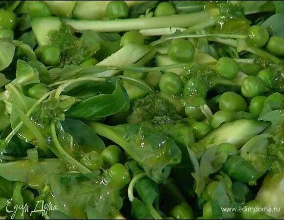 На блюдо выложить все салатные листья, посыпать бланшированным горошком, полить частью заправки, сверху выложить все овощи и полить оставшейся заправкой.
