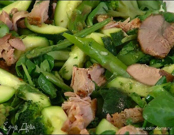 Индейку нарезать небольшими кусочками и выложить на салат.