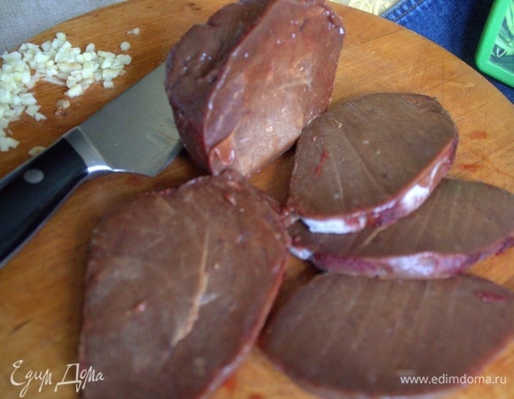 Печенку до конца не размораживаем, так удобнее ее нарезать на ломти.