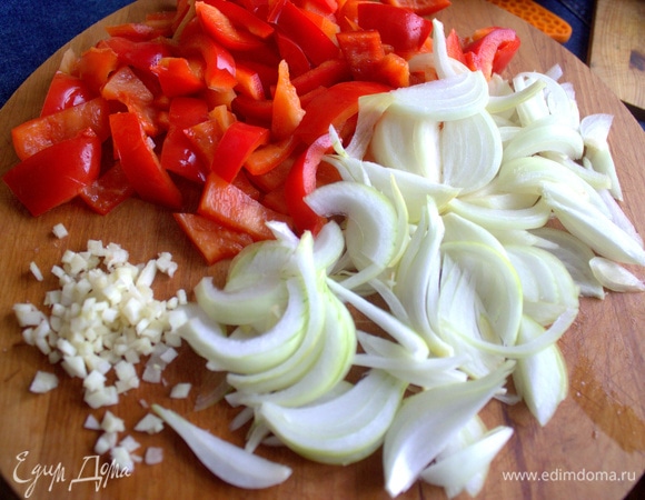 Нарезать лук, чеснок, паприку.