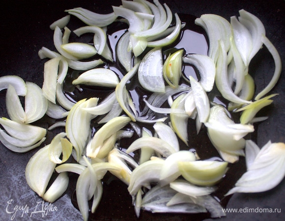 Обжарить лук.