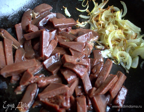 Отодвинуть лук, добавить кусочки печенки.