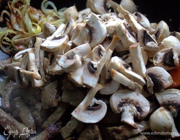 Пересыпать в сковороду.