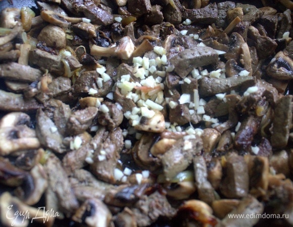 Обжарить вместе, добавить чеснок.