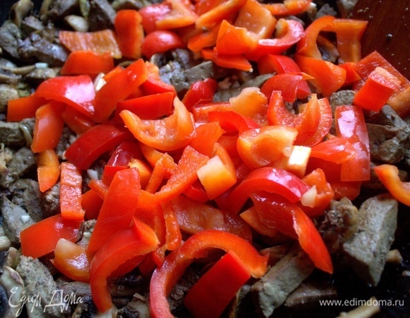Пересыпать паприку тоже.