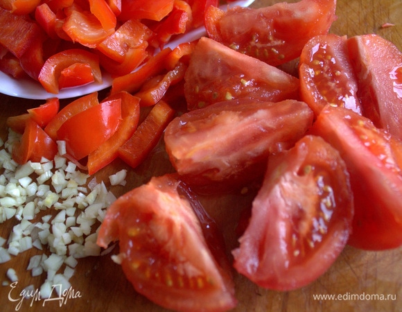 Нарезать томаты.