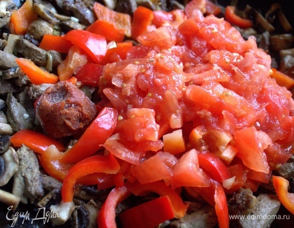 Добавить вслед вместе с томатной пастой (у меня из заморозки, раскладываю из большой банки пасту по формочкам и так храню в морозилке).