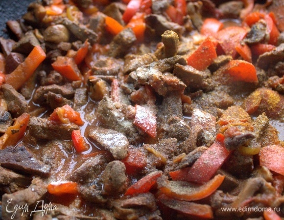 Подлить немного воды. Тушить со специями.