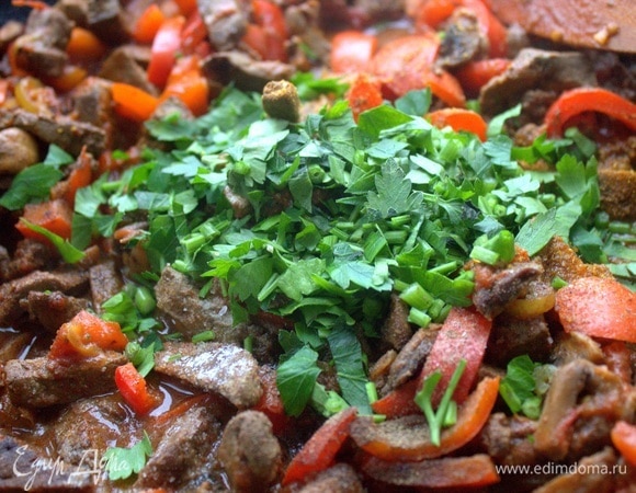 Всыпать в готовое рагу.