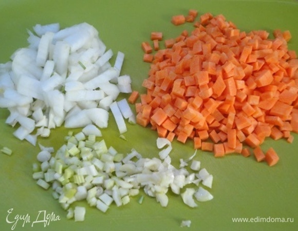Все овощи нарезать мелкими кубиками.