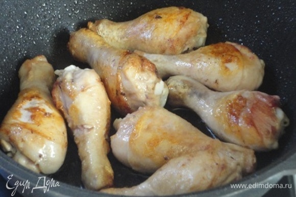 В глубоком сотейнике разогреть масло и обжарить курицу со всех сторон до золотистой корочки. В оригинальном рецепте берется целая курица и режется на порционные кусочки. Я взяла любимые голени :)