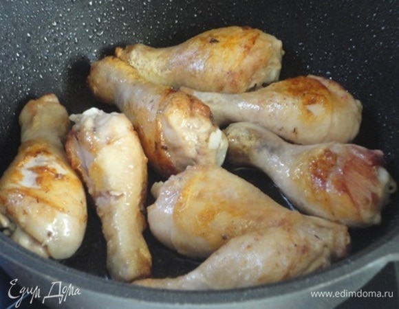 В глубоком сотейнике разогреть масло и обжарить курицу со всех сторон до золотистой корочки. В оригинальном рецепте берется целая курица и режется на порционные кусочки. Я взяла любимые голени :)