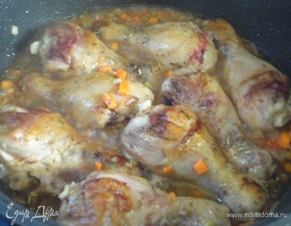 Чтобы обжарить овощи до красивого цвета, мне пришлось убрать на время кусочки курицы. В поджаренные овощи вернуть курицу, посолить, поперчить и залить вином. Позволить ему выпариться при кипении.