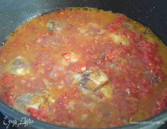 Добавить томатное пюре, перемешать, довести до кипения, затем уменьшить нагрев и готовить под крышкой 45–50 минут.