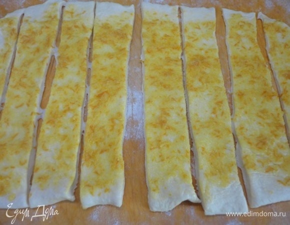 Для начинки смешиваем все ингредиенты. Тесто раскатать в прямоугольник. Смазываем начинкой. Разрезаем на 8–10 полосок.