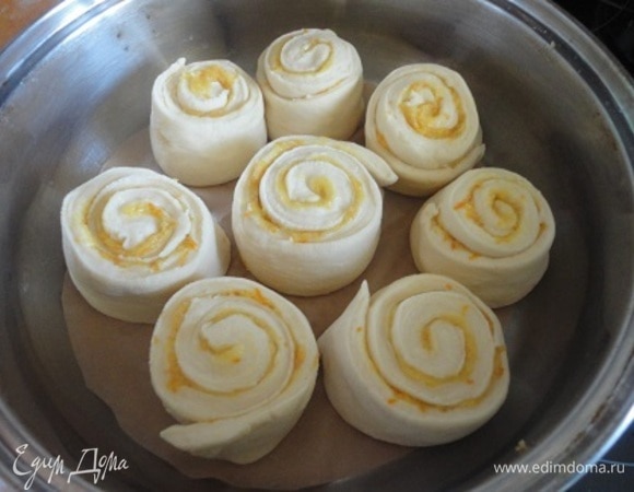 Скатываем каждую в рулетик и выкладываем в форму, смазанную маслом. Оставляем для расстойки.