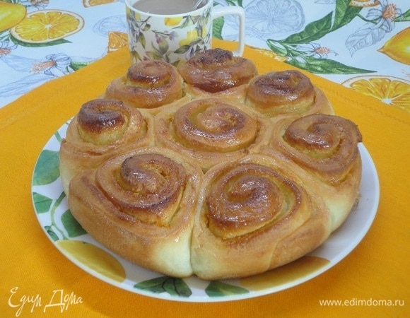 Готовый пирог смазываем растопленным апельсиновым джемом.