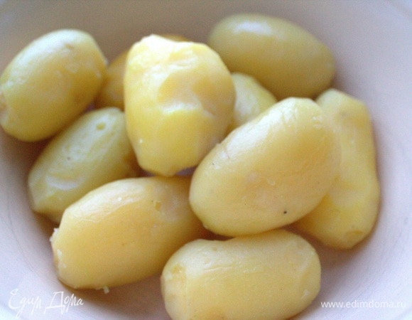 Картофель заранее отварить в мундире, очистить.