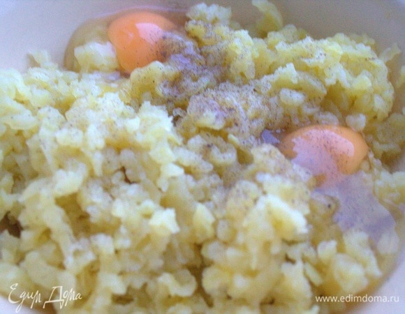 Натереть или пропустить через мясорубку, вбить яйца, добавить соль, перец, чеснок.