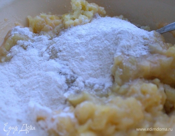 Всыпать партиями муку, сколько возьмет тесто.