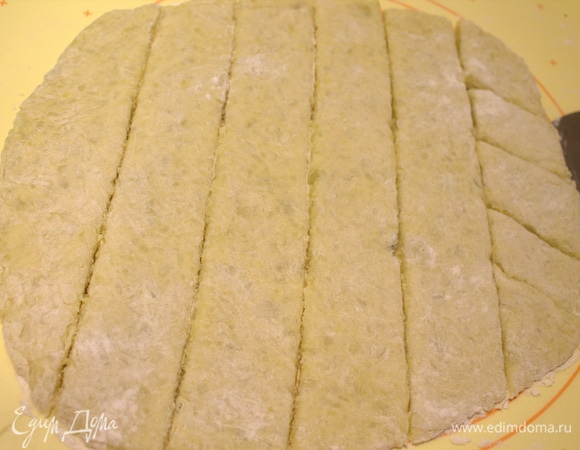 Из липкого теста раскатать толстый пласт на муке.