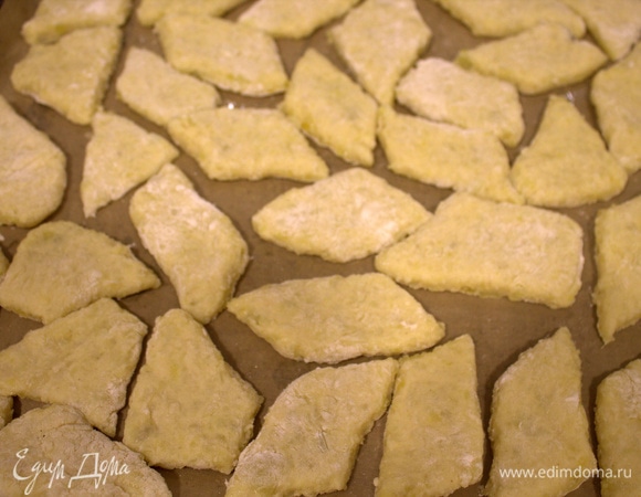 Нарезать на ромбы, квадраты. Перенести на противень с пергаментом или силиконовый коврик.