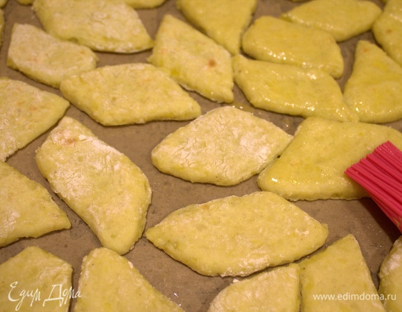 Выпекать при 180°C 10 минут, вынуть и обильно смазать растопленным маслом.