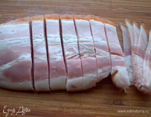 Для соуса нарезать бекон.
