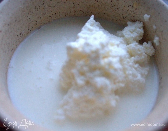 Взбить творог с молоком (или сливками), допускается загустить мукой.