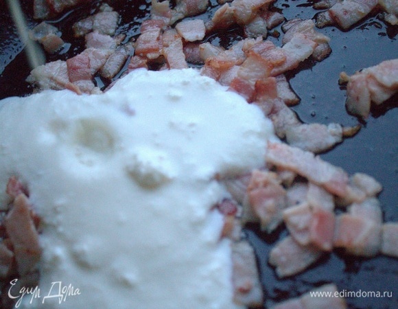 Перелить в сковороду с беконом, размешать и потушить вместе 5 минут.