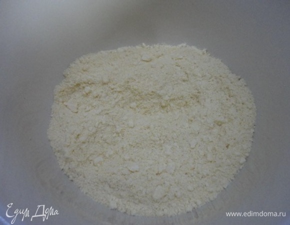 Муку с разрыхлителем, солью и кусочками холодного масла с помощью блендера или руками превратить в жирную крошку.