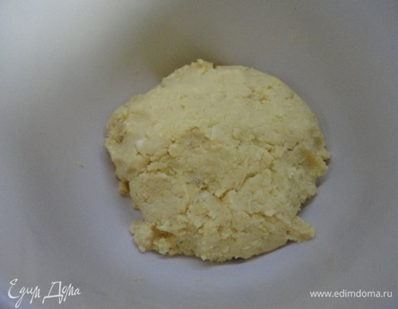 Половину лимона (у меня получилось 90 г), сахар и яйцо измельчить в блендере. Я еще добавила 30 мл лимонного ликера. Но это по желанию. Получившуюся жидкость смешать с масляно-мучной крошкой и замесить тесто. Выдержать в холодильнике около часа.