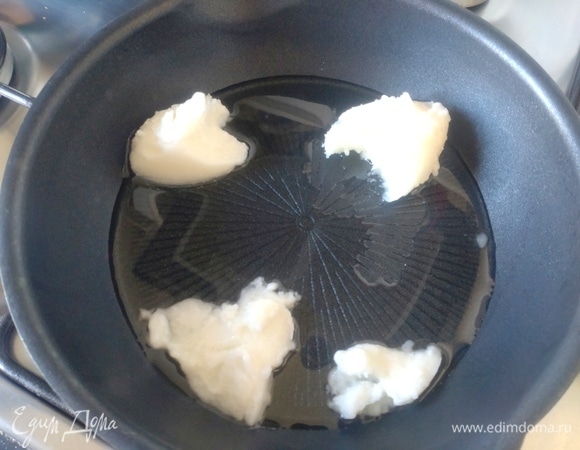 Растопить кокосовое масло на сковороде.