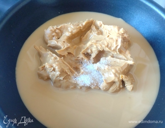 Перенести в него арахисовую пасту.