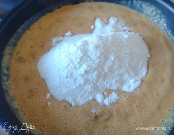 Всыпать сахарную пудру (перемолола сахар в кофемолке) и ваниль.