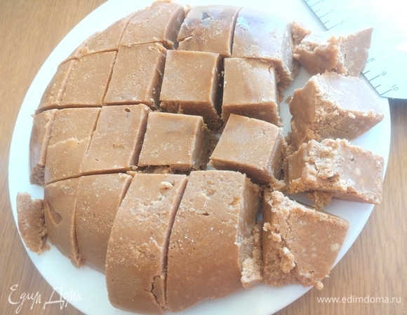 Очень сладкий десерт, хватает кусочка на чашку несладкого кофе.