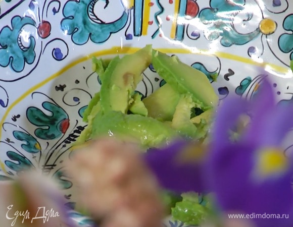 Авокадо почистить и, удалив косточку, нарезать небольшими ломтиками и выложить в салатник.