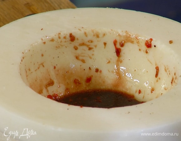 Приготовить заправку: горсть малины выложить в ступку, влить бальзамический укус и оливковое масло, все посолить, поперчить и размять.