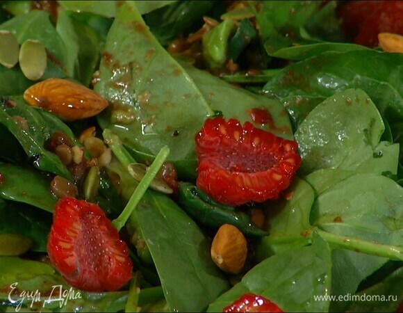 Оставшуюся малину разрезать пополам, выложить на салат, посыпать целыми орехами и семечками, полить оливковым маслом.