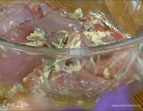 Индейку выложить в глубокую миску, посолить, поперчить, полить оливковым маслом, посыпать листьями тимьяна и розмарина, добавить сливочное масло, влить куриный бульон и перемешать все руками.